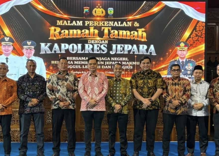 Kapolres Jepara AKBP Keris Aji Wibisono bersama Bupati Jepara Witiarso Utomo dalam acara malam pengenalan dan ramah tamah di Pendopo Kartini.