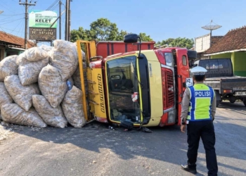 Truk bermuatan kapuk randu terguling di Keling Jepara pada Jumat 16 Oktober 2026, polisi melakukan penanganan di lokasi kejadian.