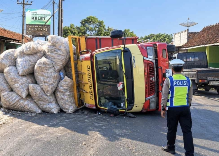 Truk bermuatan kapuk randu terguling di Keling Jepara pada Jumat 16 Oktober 2026, polisi melakukan penanganan di lokasi kejadian.