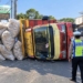 Truk bermuatan kapuk randu terguling di Keling Jepara pada Jumat 16 Oktober 2026, polisi melakukan penanganan di lokasi kejadian.