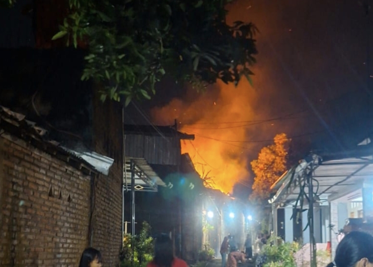 Kebakaran tempat pengering kayu di Mlonggo Jepara berhasil dipadamkan petugas Damkar pada Minggu malam.