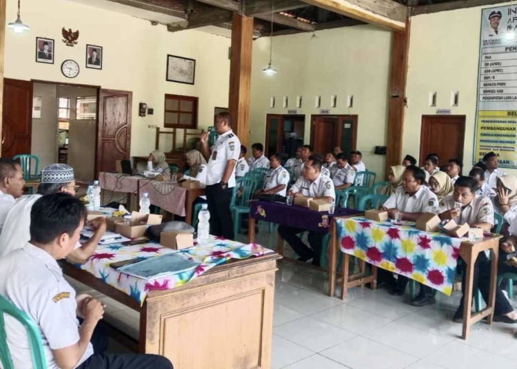 Camat Pakis Aji Muhammad Shodiq memberikan pembinaan administrasi dan evaluasi kegiatan desa di Balai Desa Mambak, Jepara, Rabu 21 Oktober 2026.