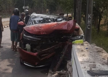 Kecelakaan Honda HR-V merah menabrak pembatas Jembatan Kembar Sebagor Jepara pada Jumat 23 Oktober 2026.
