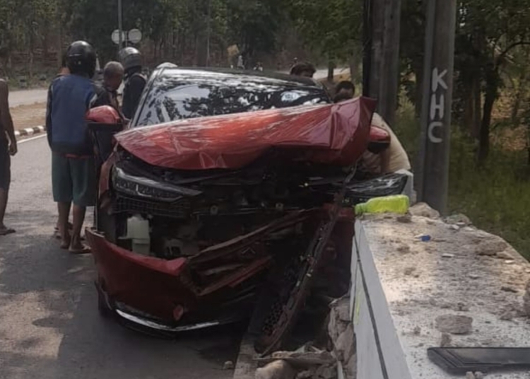Kecelakaan Honda HR-V merah menabrak pembatas Jembatan Kembar Sebagor Jepara pada Jumat 23 Oktober 2026.