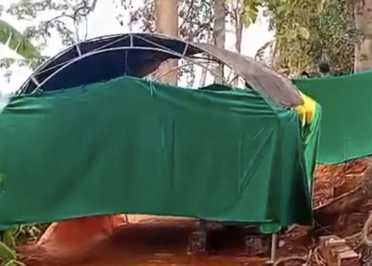 Pembongkaran makam IRT di Bangsri Jepara oleh tim kepolisian untuk kepentingan autopsi.