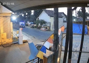 Mobil Colt TSS menabrak gapura Pemdes dan merusak pagar sekolah di Desa Sidi Gede, Kecamatan Kalinyamatan, Kabupaten Jepara.