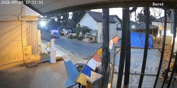 Mobil Colt TSS menabrak gapura Pemdes dan merusak pagar sekolah di Desa Sidi Gede, Kecamatan Kalinyamatan, Kabupaten Jepara.