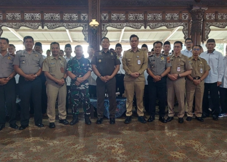 Bupati Jepara Witiarso Utomo atau Mas Wiwit menghadiri deklarasi dan ikrar damai calon petinggi dalam Pilpet Serentak Jepara 2026 di Pendapa Kartini.