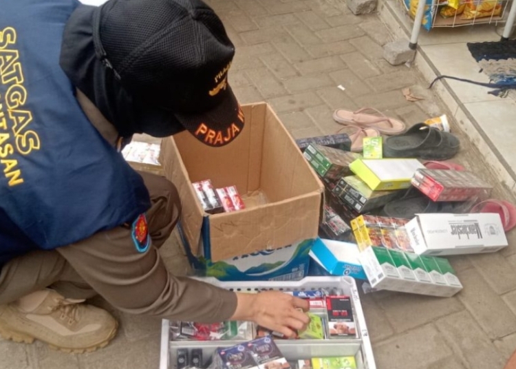 Operasi gabungan pemberantasan rokok ilegal di Jepara menyita 7.920 batang rokok tanpa pita cukai resmi.