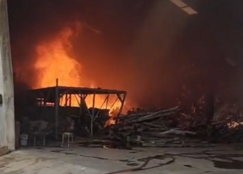 Kebakaran gudang CV Allpin di Karangkebagusan, Jepara, Selasa 13 Oktober 2026, mengakibatkan satu orang meninggal dunia dan dua orang mengalami luka bakar serius.