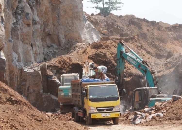 Penertiban tambang belum berizin di Desa Pancur, Kecamatan Mayong, Jepara, oleh tim gabungan Pemkab Jepara.