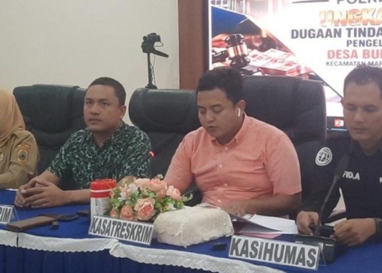 Polisi menunjukkan foto tersangka kasus pengeroyokan maut di Sukolilo, Pati, yang ditangkap di Bali setelah hampir dua tahun buron.