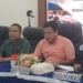 Polisi menunjukkan foto tersangka kasus pengeroyokan maut di Sukolilo, Pati, yang ditangkap di Bali setelah hampir dua tahun buron.