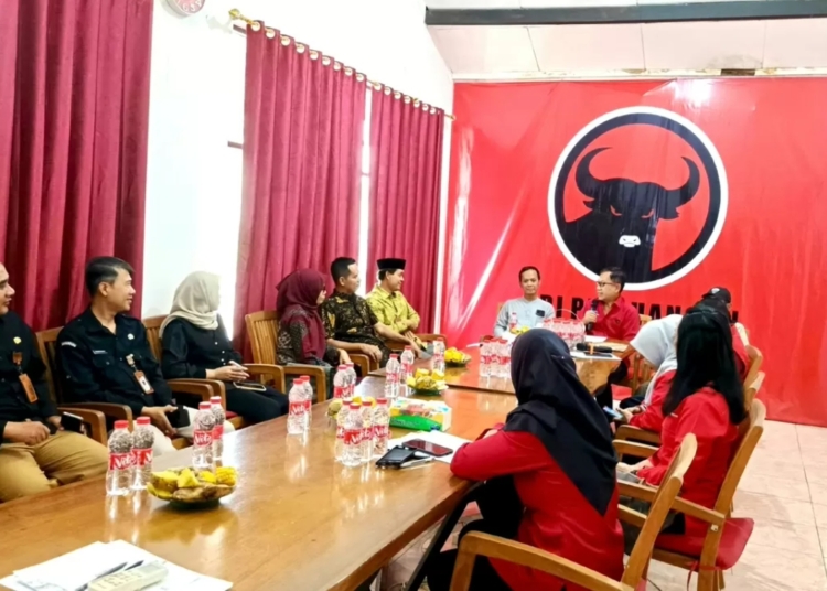 Junarso bersama jajaran DPC PDI Perjuangan dan komisioner KPU Jepara membahas pendidikan politik bagi anak muda dan peningkatan partisipasi pemilih.