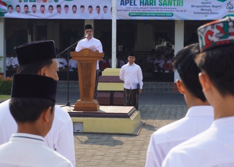 Bupati Jepara Witiarso Utomo menjadi pembina upacara peringatan Hari Santri Nasional 2026 di halaman Kantor Bupati Jepara, Kamis 22 Oktober 2026.